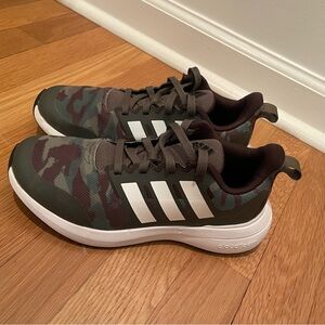 Adidas Cloudform Camo tennis shoe